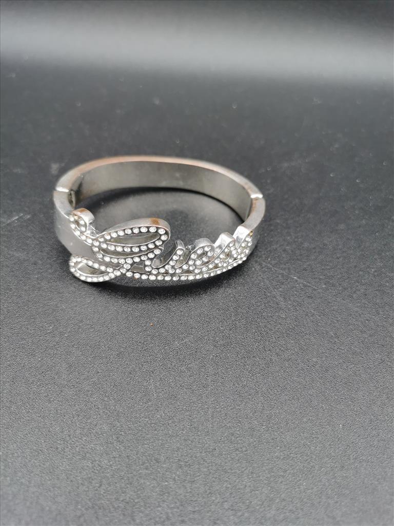 BRACCAIEL RIGIDO GUESS SCRITTA STRASS